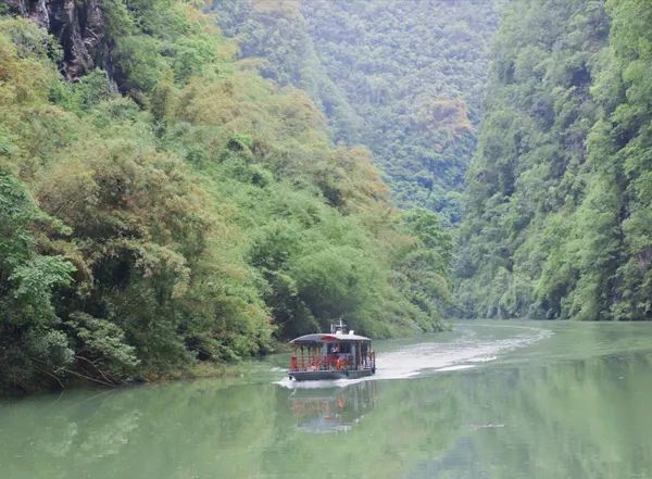 神龟峡:山峦胜漓江,江景超三峡