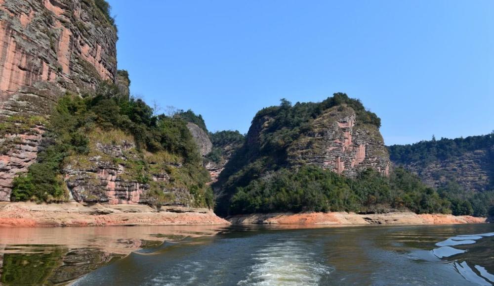 优美的大金湖风光,山间还隐藏着一座寺庙,你来过这里吗?