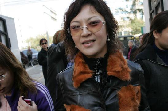 2004年,高峰和那英同居生子后,他的情人王纳文是如何报复的?