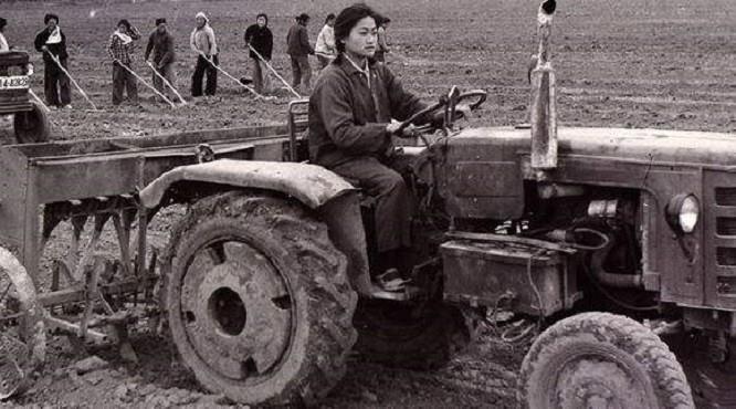 中国妇女开着拖拉机,被印在人民币上,几十年后才知道那人是自己