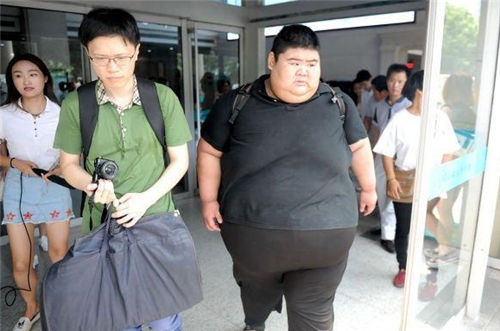 中国第一胖王浩楠:一年从668斤减到268斤,老同学:帅哥
