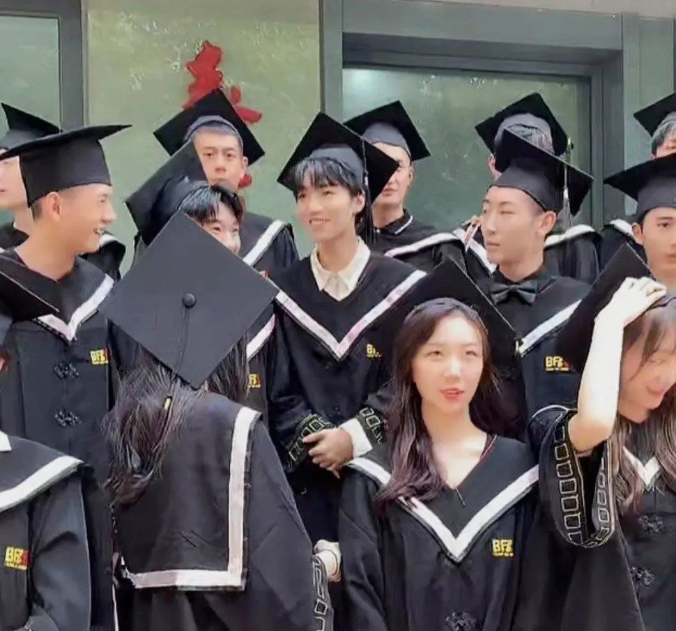 王俊凯北电拍毕业照,和同学们有说有笑,和才进校被孤立大不相同