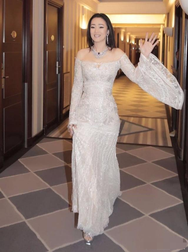 巩俐真厉害,走国外红毯霸气仍不减,穿一字肩裙演绎东方美太惊艳