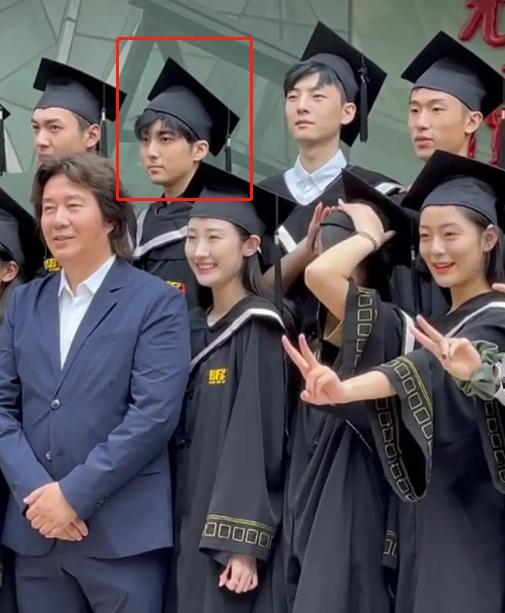2021北电毕业照:关晓彤脸浮肿,王俊凯颜值突出,他普通