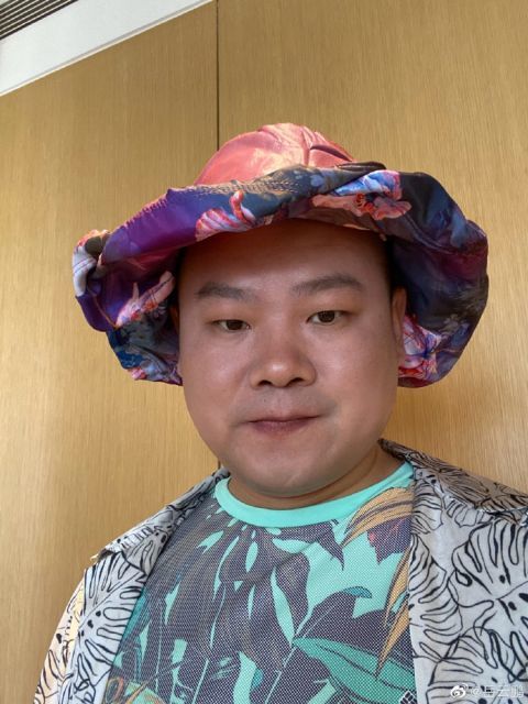 岳云鹏戴三种帽子发愁选哪顶:"选帽子也很难"