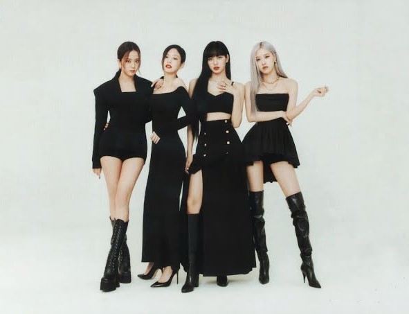 blackpink的朴彩英多次穿着高筒靴展示她修长的双腿