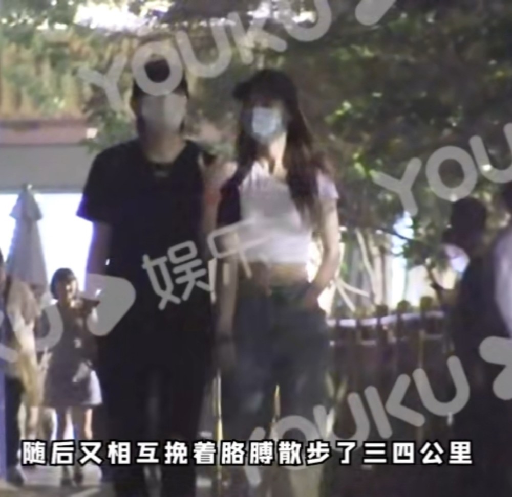金晨李斯丹妮挽手散步