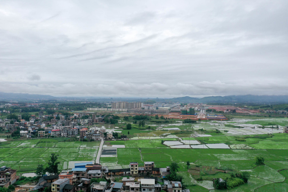 2021年5月20日,暴雨过后的湖南省永州市蓝山县县城现云海景观,变幻