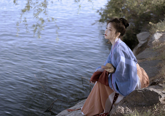 河边踏青,颇有江湖儿女风范|冯提莫|写真|古风