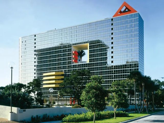 在上海,北京,香港,广州等多个城市主持设计了众多政府及开发商项目