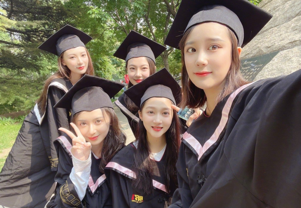 明星齐回北电拍毕业照:王俊凯帅气,关晓彤甜美,同学纷纷求合照
