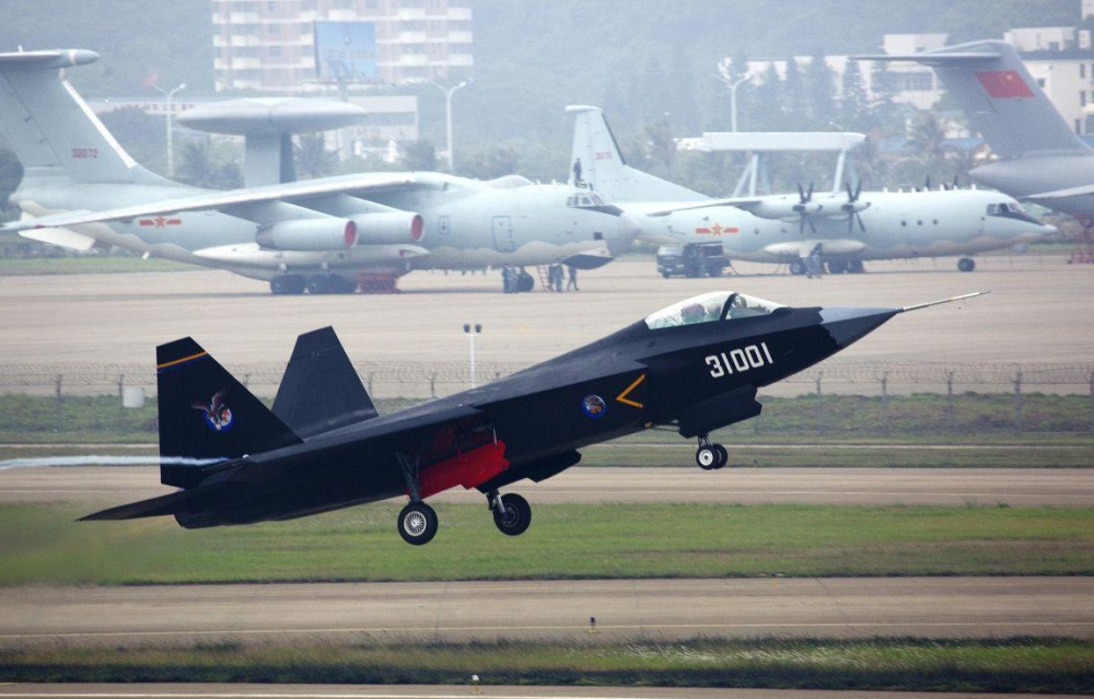 中国已被五代机包围歼20数量不够我们需要自己的f35