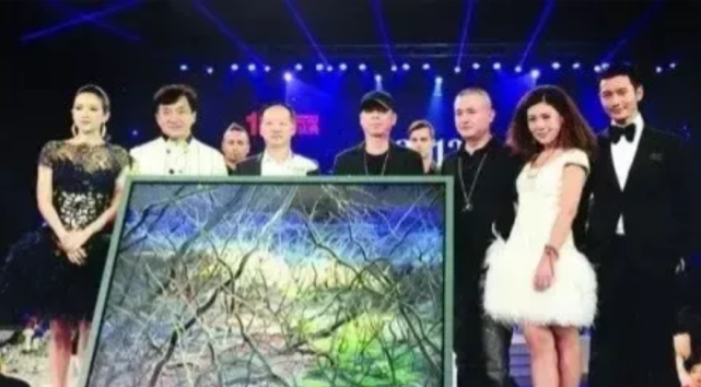 现在看来,炮哥不但会电影拍摄,还会画画呢!