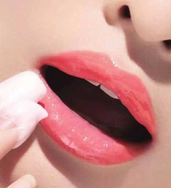 女人梦见门牙掉了两颗，梦境背后的深层含义与心理解析