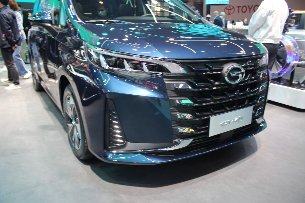 2021上海车展实拍广汽传祺m6pro最大功率为169马力轴距为2810mm