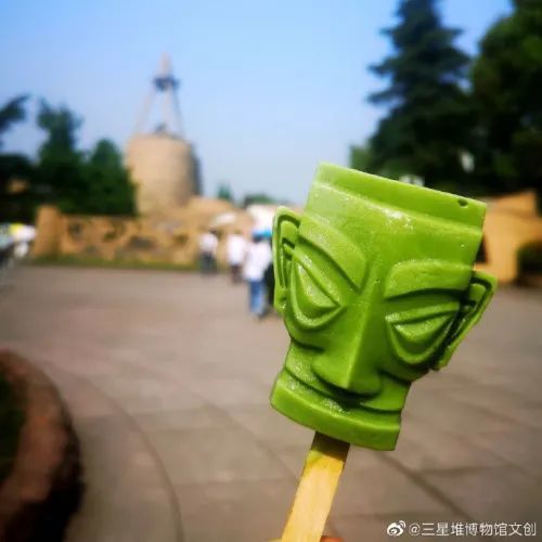 还有来自四川的"乐山灵宝塔雪糕","宽窄巷子脸谱雪糕",甚至还有国宝