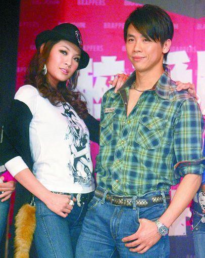 2005年9月,媒体曝出陶喆背着女友一夜泡两女的劲爆新闻:"他先与夜店