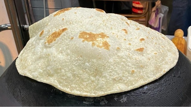 见识巴基斯坦人民的日常饮食,这种"饼"看起来相当美味
