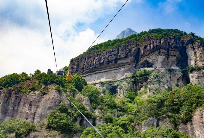 雁荡山的方洞景区最独特最惊险,栈道和吊桥都悬挂在峭壁上