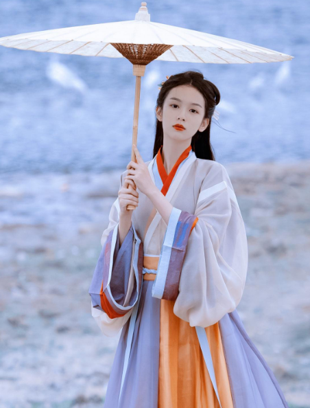 越来越漂亮了,关晓彤五官圆润且可爱,虽然没有尖尖的下巴,但少女感好