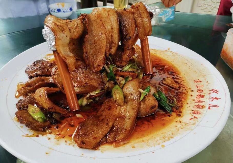 这家号称是连山回锅肉的创始人开的"代木儿"回锅肉饭店,名气相当大,其