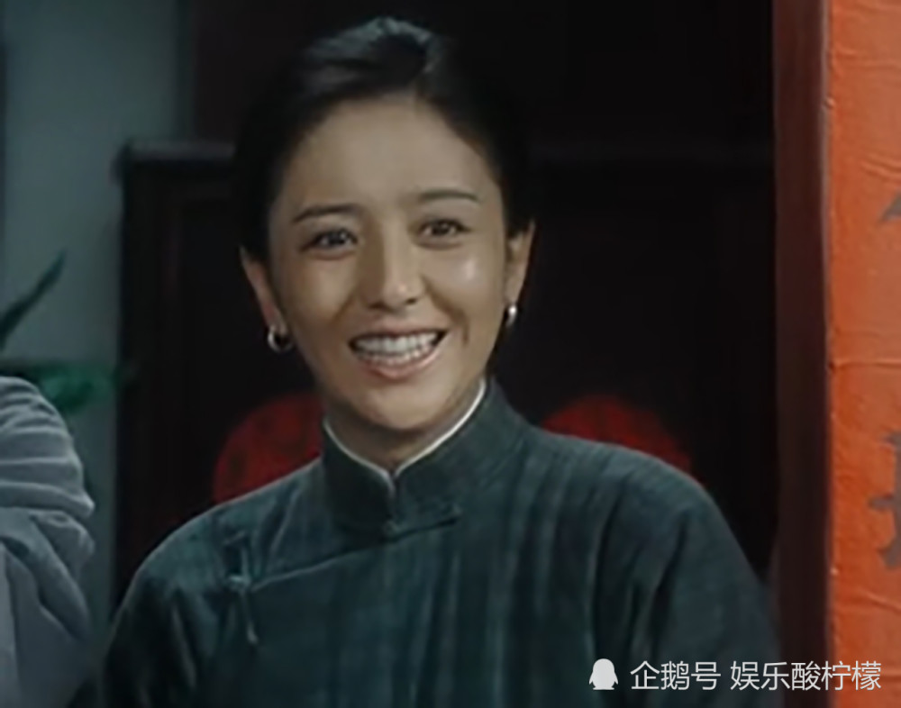 佟丽娅2部电影同时上映,1个角色平凡而伟大,1个角色精明且有钱