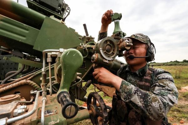 陆军第72集团军某合成旅炮兵分队组织新型车载榴弹炮实弹射击考核