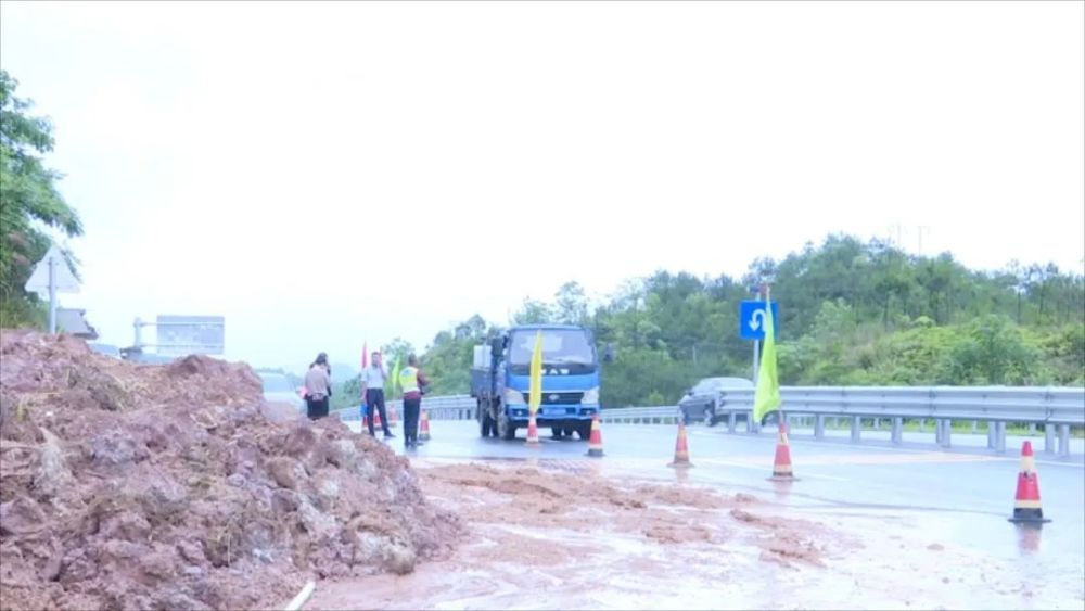 5月21日凌晨,石城县珠坑乡石阶脑206国道处发生山体大面积塌方,道路