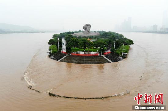 橘子洲亲水平台被淹没.(杨华峰 摄)