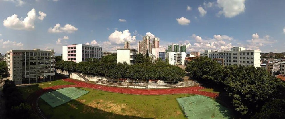 河源理工学校建成于2009年,生态园林式校园依山傍水,环境优雅,占地