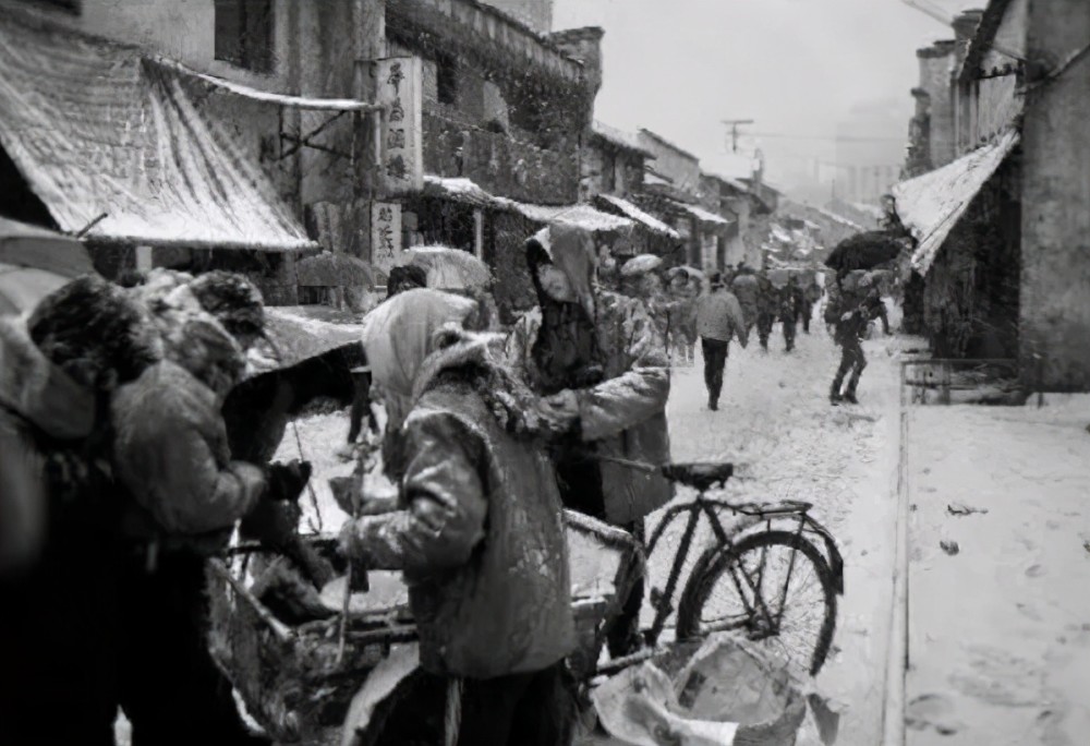 上面这张图片拍摄于1988年冬天,可以看到 风雪中,行人来去匆匆,还有一