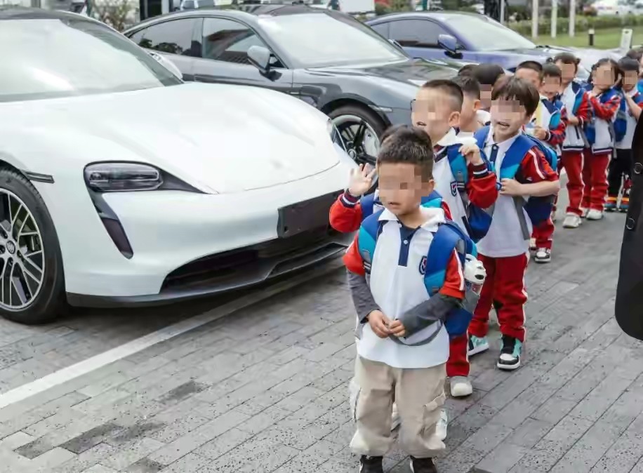 小学生走进保时捷参观学习被质疑,看国产车就是爱国?教育局回应