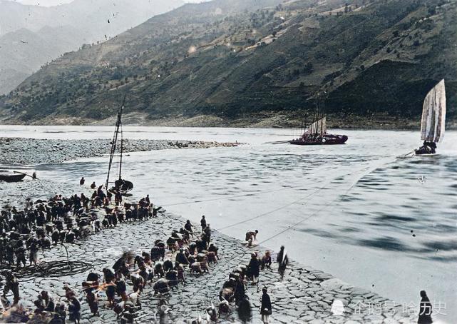 老照片:1920年代长江百名纤夫引船场面壮观,广州沙面岛洪水泛滥
