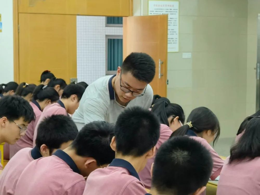 首先,大家观摩了聿怀初级中学周展旭老师执教的《相似三角形专题复习