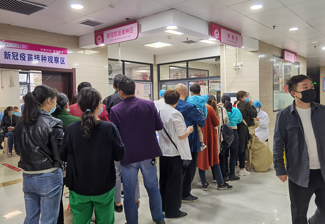 现场实拍:利川市民排长龙接种新冠疫苗