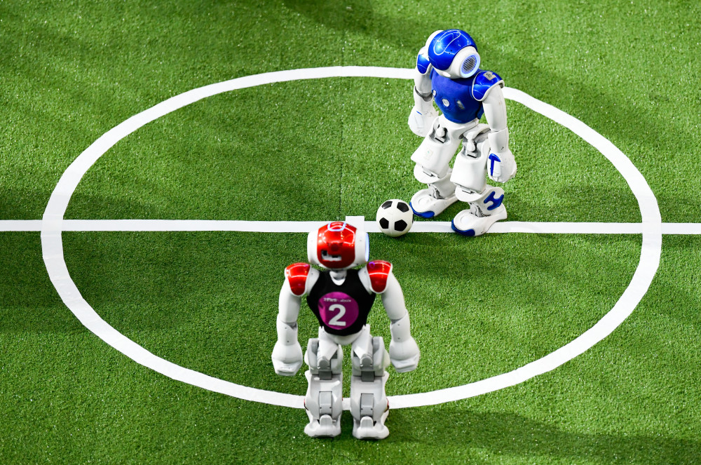 5月21日,参赛机器人在robocup足球机器人比赛中开球.