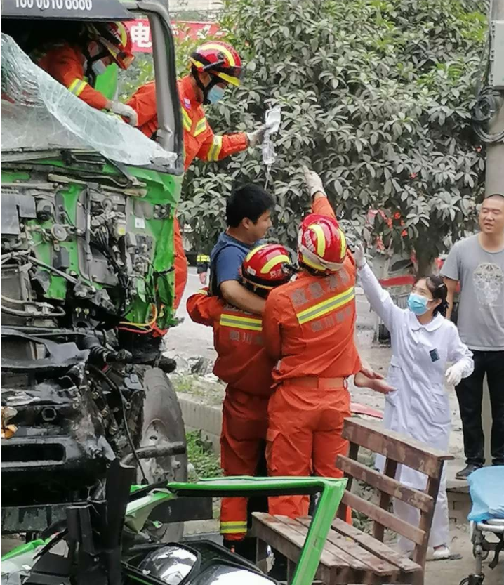 突发严重交通事故,江油含增两大货车相撞,司机直接从挡风玻璃飞出去