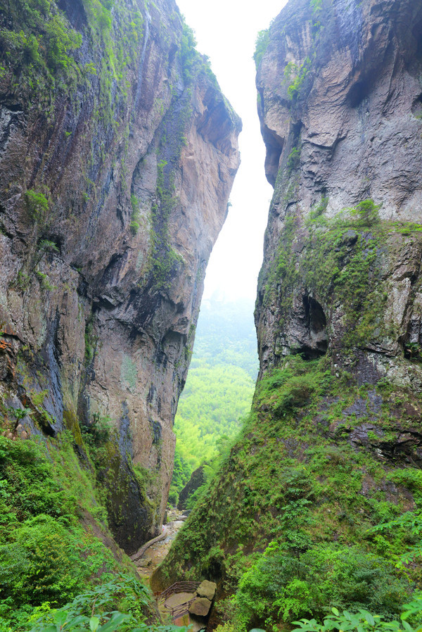 雁荡山显胜门,两座巨峰天然而成,人称"天下第一门"