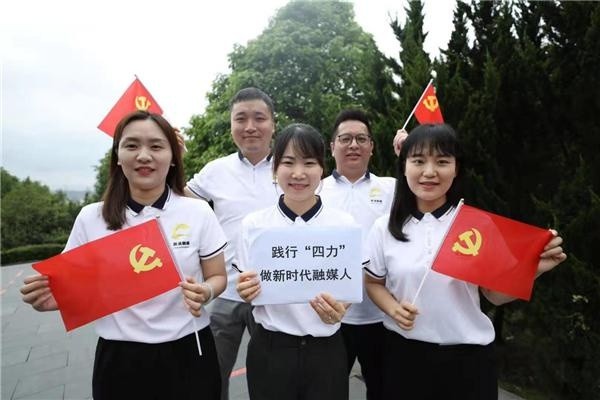 辰溪融媒:青春作伴 我和党旗合个影