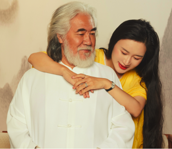 张纪中一家五口同框,三个孩子呆萌可爱,老婆肤白貌美