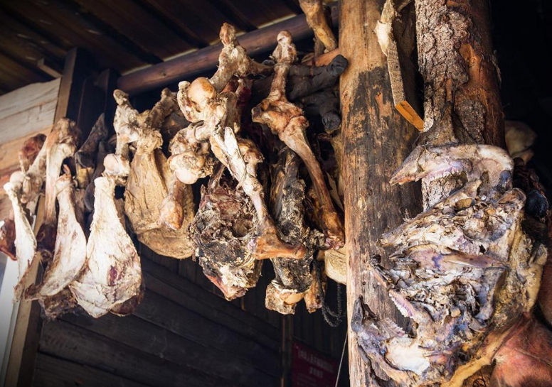30年前的臭猪肉还能吃吗?扎坝人的独特美食,闻起来臭吃起来香