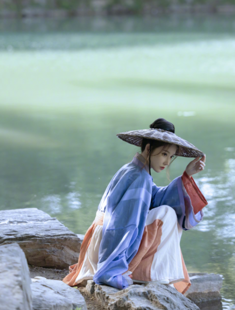 甜美风变女侠范儿?冯提莫古风写真获赞,网友:古装剧了解一下?