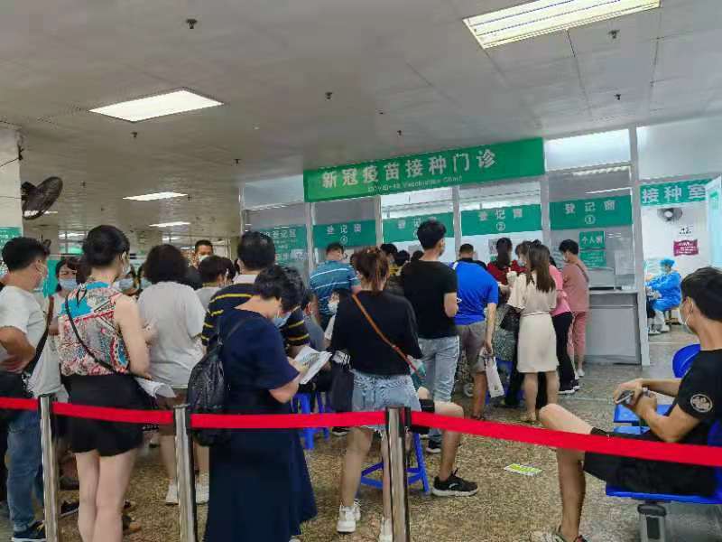 广州新冠疫苗接种升温多个接种点人数明显增多