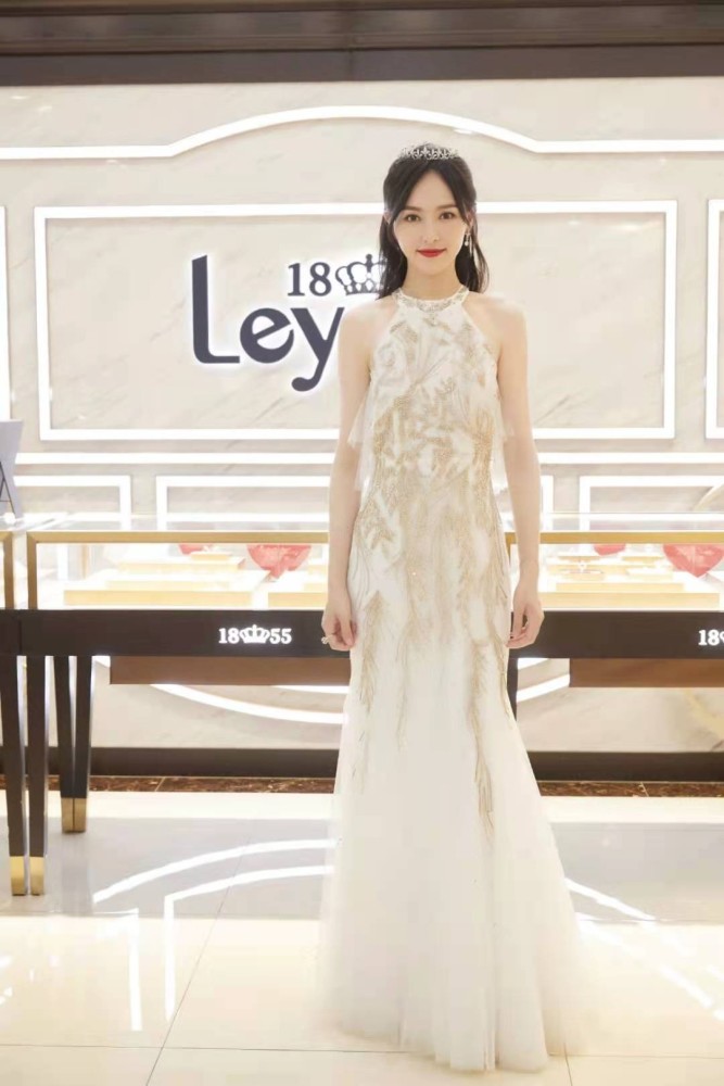 唐嫣久违出山美到我!穿挂脖裙戴王冠变身女王身材抢眼