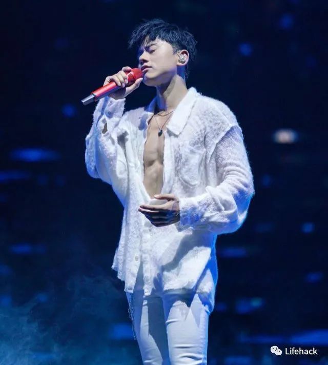39岁张杰近照曝光:一张肌肉照火上热搜,网友:闰土变男神!