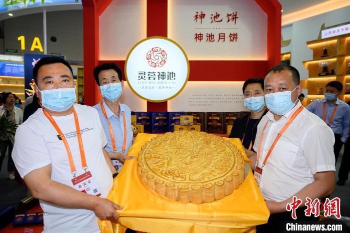 图为一块直径约70厘米,重约64斤的巨型神池月饼亮相展馆. 韦亮 摄