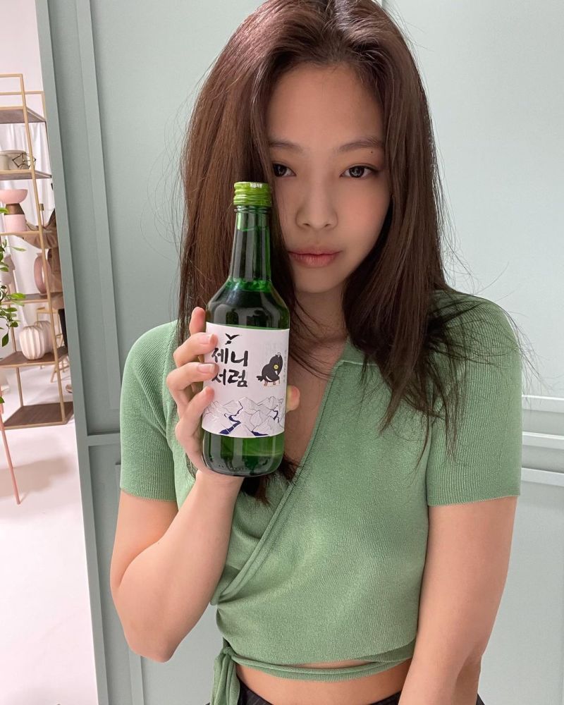 blackpink jennie ins更新‖妮妮请你喝烧酒啦!