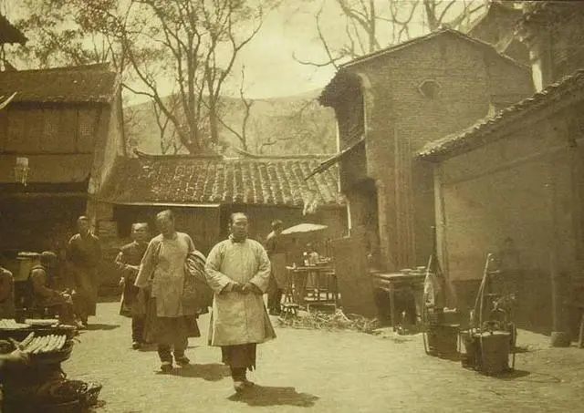 1900年中国的乡村记忆,杂货店前小脚女人们光看不买