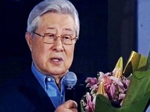 中国影坛第一帅,与妻子50多年恩爱如初,如今享副军级待遇!