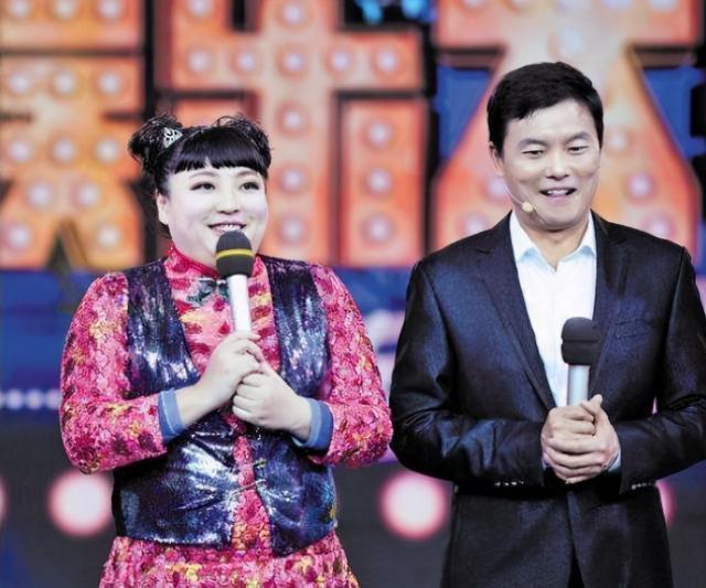 "笑星"何晶晶,模仿宋丹丹成名,今跑乡村婚礼商演,老到认不出